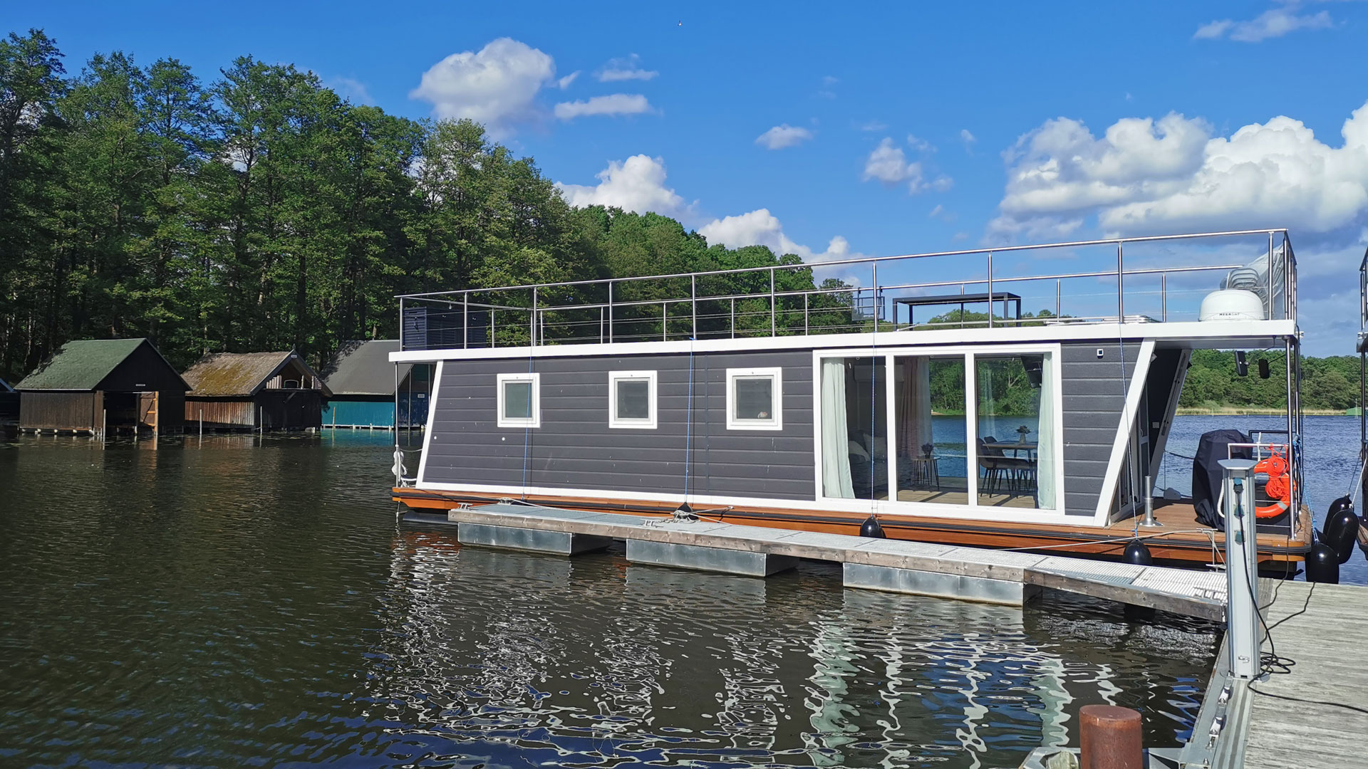 Hausboot high quality mieten auf der Mecklenburgischen Seenplatte! Sichern Sie sich jetzt schon Ihren Wunschtermin für 2023!