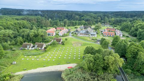 2024-05-BEECH-Plau-Drohne-Luftaufnahme-Sonnenliegen-Badestelle-Resort-im-Hintergrund_1920