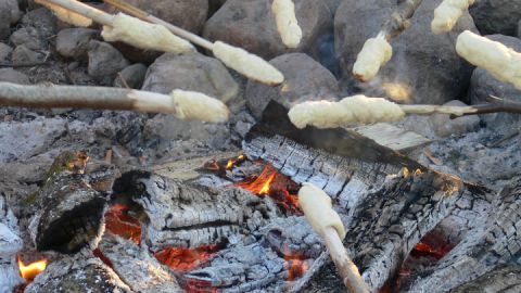 Starke Gemeinschaft: Beim allabendlichen Lagerfeuer haben alle Besucher die Gelegenheit, sich kennenzulernen und von den Erlebnissen ihres Tages zu berichten.