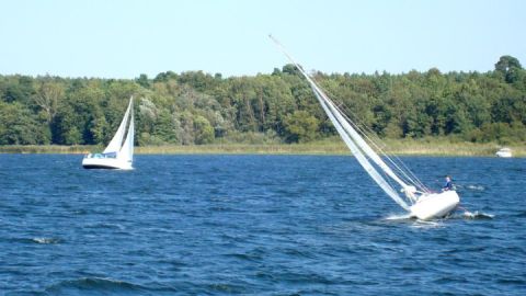 Segeln vor dem Campingplatz auf dem Plauer See