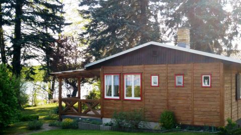 Blick von der Einfahrt auf das Ferienhaus