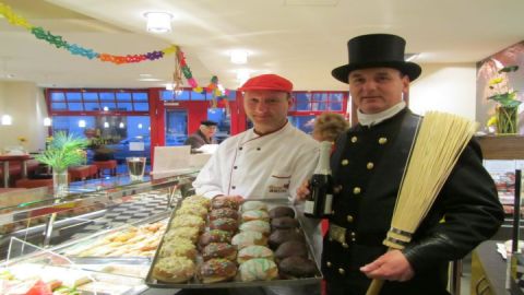 Bäckermeister Olaf Jaretzke mit "Glücksbringer"