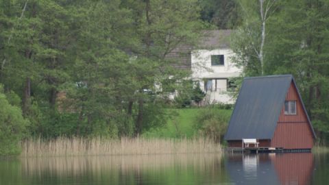 fewo_plaetlinsee_fehsbootshaus-vom-see-aus-9_980x553