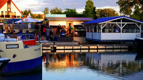 Ideal zum Feiern: Pirates Bar mit über 96 Plätzen und Bühne