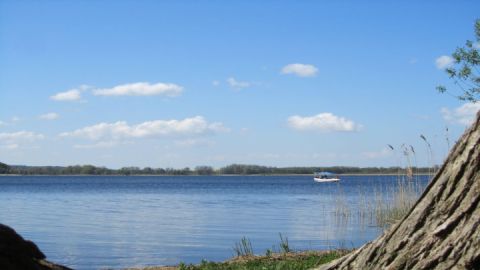 Strand Teschow mit Blick auf die Barkasse Regulus