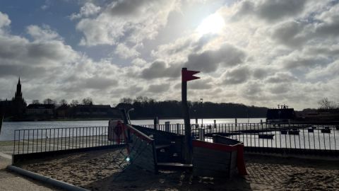 Spielschiff mit Blick auf das Malchower Kloster