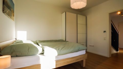 Großzügiges Schlafzimmer im Erdgeschoss