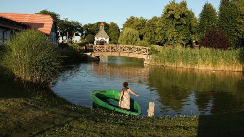 Sportcenter & Kapelle "St. Hubertus" mit Teich und Brücke, Gutshof Sparow