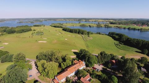 Das idyllisch am Krakower See gelegene Golfhotel Serrahn aus der Vogelperspektive