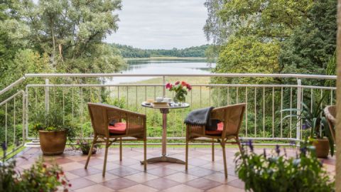 Blick von der Terrasse auf den See