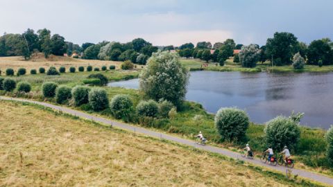 Mecklenburgischer Seenradweg bei Stuer