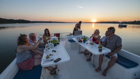 Gemeinsames Abendessen an Deck