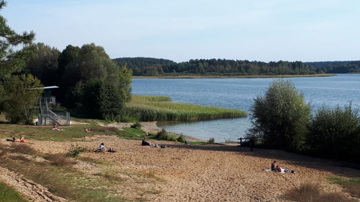 Badestelle am Feisnecksee mit Rettungsschwimmerturm, Mecklenburgische Seenplatte