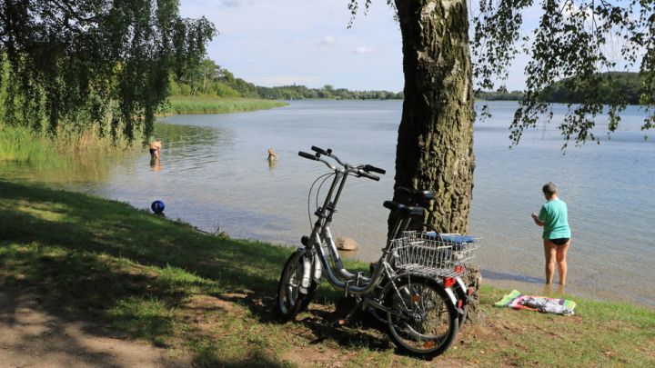 Badepause am Tiefwarensee auf der Radtour Hotel AMSEE - Rund(e) um den Tiefwarensee