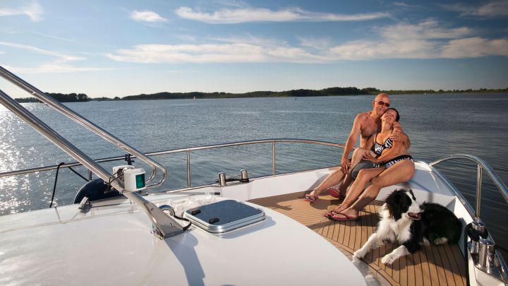 Ehepaar mit Hund - Müritz Yacht Management