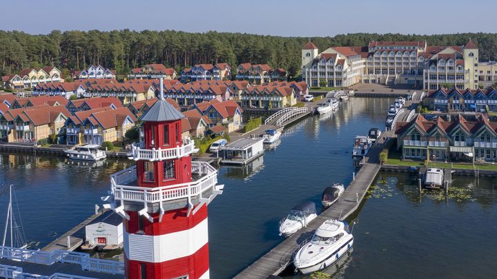 Ansicht von oben auf das Precise Resort Hafendorf Rheinsberg