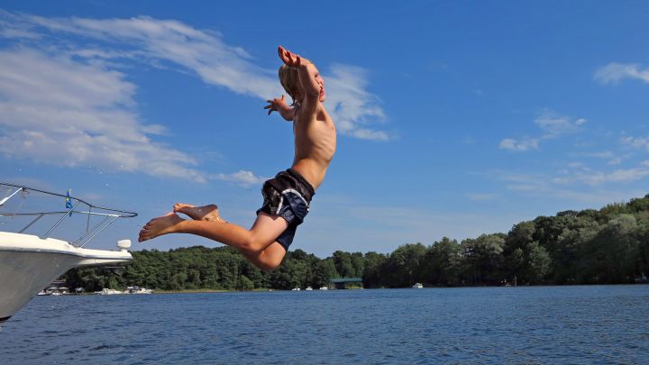 Sprung ins Wasser - Yachtcharter Schulz