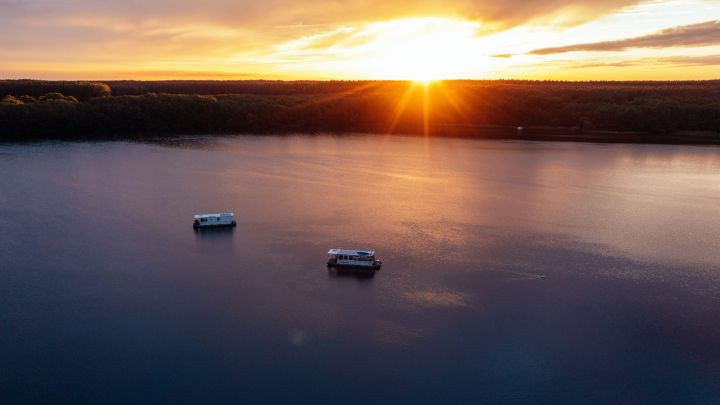 Das Sauna-Hausboot als komfortables Beiboot für einen Törn zu Wellness und Ruhe.