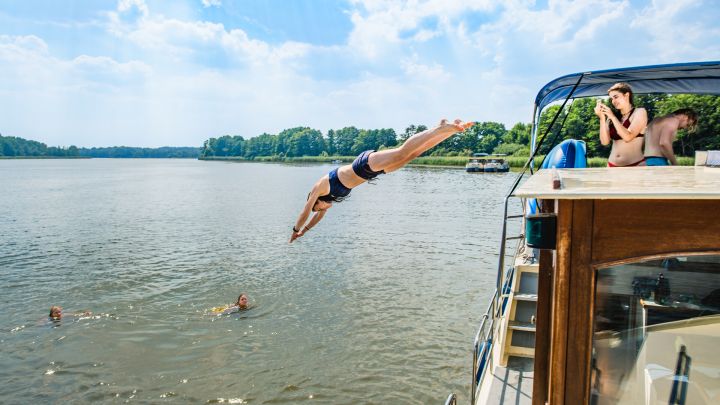 Sauberes Wasser, weite Seen und eine warme Dusche an Bord sind ideal für einen Badeurlaub