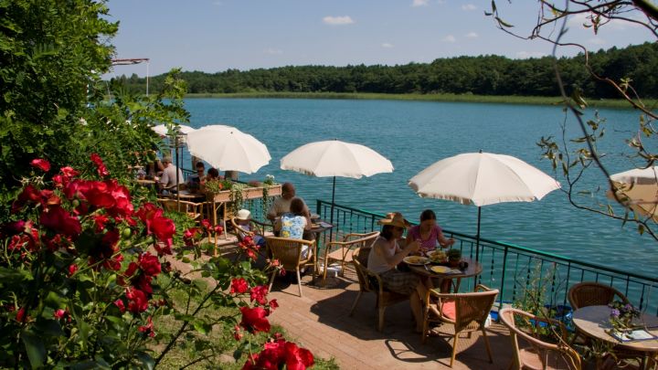 Restaurant mit Seeterrasse