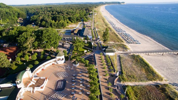 Der Kurplatz im Ostseebad Göhren mit dem historischen Kurpavillon direkt in Strandnähe