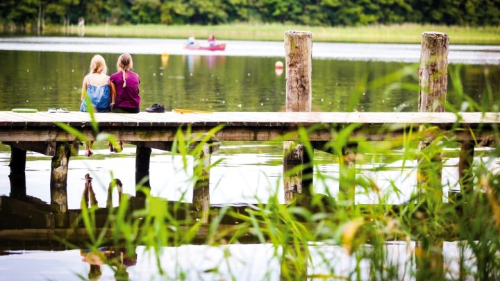 Hauseigener Steg mit externem Kanuverleih auf dem Gelände